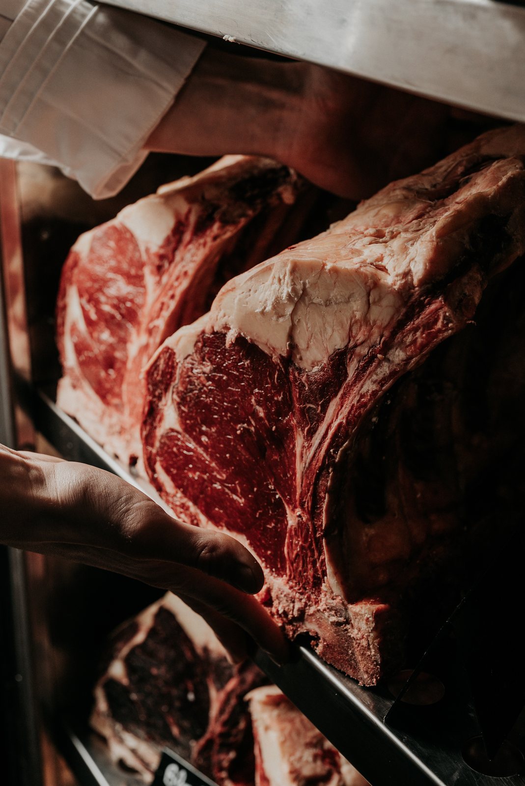Les côtes de bœuf du Paris Bonheur dans la cave de maturation