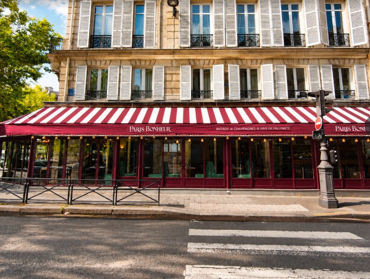 La devanture du Paris Bonheur, store rayé rouge et blanc, place du Maréchal Juin